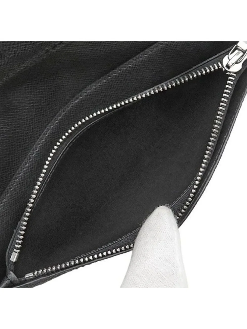 Louis Vuitton Wallet Portefeuille Brazza Taiga Black Silver Bifold